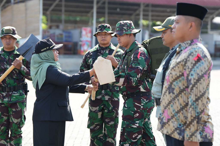 Dalam amanatnya Bupati menyampaikan apresiasi dan terimakasihnya kepada pimpinan dan anggota TNI di Kabupaten Sleman yang melaksanakan program TNI Manunggal Membangun Desa (TMMD) Sengkuyung Tahap I tahun 2024. Menurut Bupati melalui program TMMD , pekerjaan pembangunan berbagai sarana dan prasarana yang berat dapat menjadi ringan karena dilaksanakan secara bersama-sama atau gotong royong dengan melibatkan masyarakat dan anggota TNI.