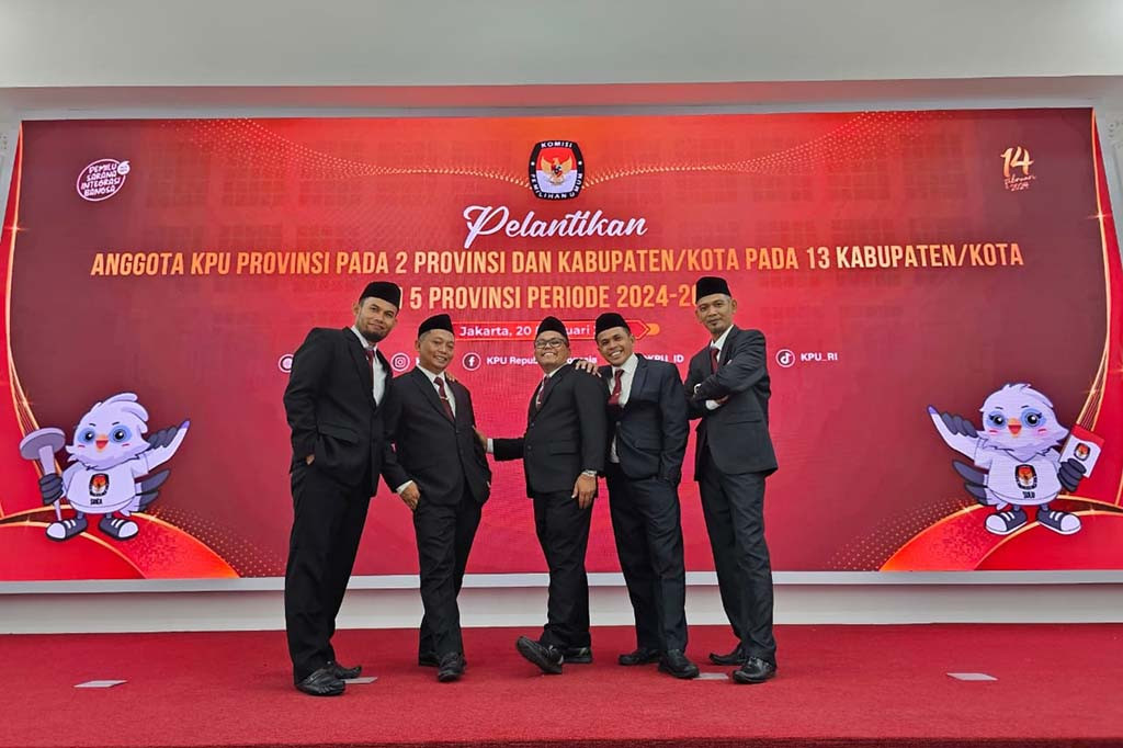 Kelima anggota KPU Provinsi Riau tersebut telah menjalani proses seleksi yang ketat dan memiliki kompetensi, integritas, dan dedikasi yang diperlukan untuk melaksanakan tugas mereka dengan baik. Kehadiran mereka
diharapkan akan memberikan kontribusi yang signifikan dalam memastikan keberlangsungan dan kemajuan demokrasi di Provinsi Riau.