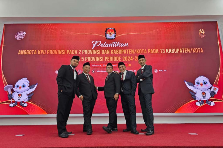 Kelima anggota KPU Provinsi Riau tersebut telah menjalani proses seleksi yang ketat dan memiliki kompetensi, integritas, dan dedikasi yang diperlukan untuk melaksanakan tugas mereka dengan baik. Kehadiran mereka
diharapkan akan memberikan kontribusi yang signifikan dalam memastikan keberlangsungan dan kemajuan demokrasi di Provinsi Riau.