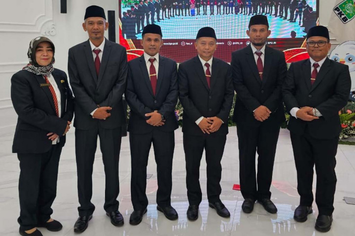 Pelantikan anggota KPU Riau yang dilaksanakan di Kantor KPU RI di Jakarta ini bersamaan dengan pelantikan anggota KPU Provinsi Jawa Timur dan pelantikan anggota KPU Kabupaten/Kota pada 13 Kabupaten/Kota di seluruh Indonesia yang masa jabatan anggota sebelumnya berakhir sama yaitu pada Februari 2024.