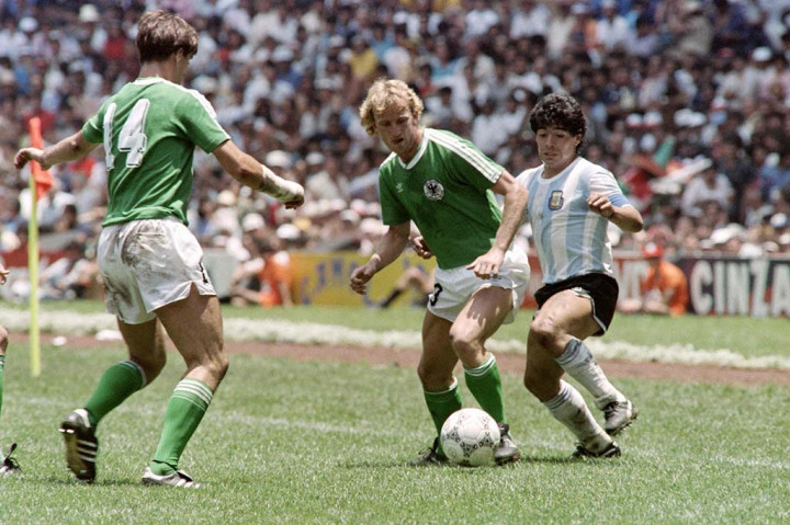 Andreas Brehme, yang penaltinya pada menit ke-85 memastikan kemenangan Jerman Barat atas Argentina di final Piala Dunia 1990, meninggal dunia pada Selasa, 20 Februari 2024 malam pada usia 63 tahun, kata mantan klubnya Bayern Munich.