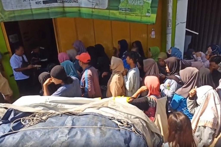 Beras murah masih menjadi idola bagi masyarakat di sejumlah daerah. Di Temanggung, Jawa Tengah ratusan warga yang belum mendapatkan beras SPHP menyerbu kios penjual beras murah.