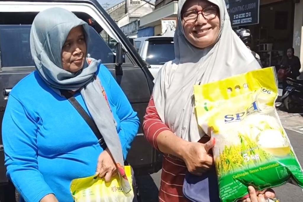 Sejumlah warga mengaku rela mengantre hingga berjam–jam, karena harga beras eceran terus mengalami kenaikan. Di kios tersebut mereka membeli jauh lebih murah, yakni satu paket lima kilo dengan harga Rp54.500.