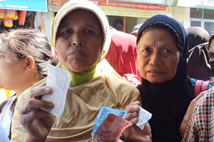 Mereka mengantre hampir tiga jam, hanya untuk membeli beras murah kemasan dari bulog. Namun berbeda dengan pasar murah yang diadakan bulog yang bisa mendapatkan dua paket, kini warga hanya dapat membeli satu paket berisi lima kilogram.