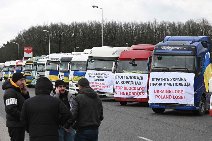 Pada hari Selasa, para petani melancarkan gelombang protes baru, melakukan blokade terhadap sekitar 100 jalan menuju perbatasan Ukraina serta membuka paksa dua gerbong Ukraina di perlintasan perbatasan Medyka.