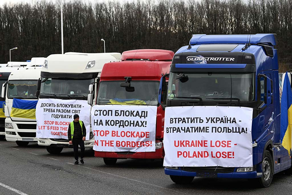 Para petani Polandia yang melakukan protes pada hari Selasa, 20 Februari 2024 membuka paksa dua gerbong barang Ukraina di perbatasan dan menumpahkan biji-bijian di relnya, kata polisi, membuat marah Kyiv dan menyalakan kembali ketegangan antara negara-negara sekutu yang bertetangga.