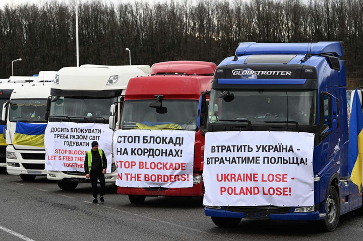 Para petani Polandia yang melakukan protes pada hari Selasa, 20 Februari 2024 membuka paksa dua gerbong barang Ukraina di perbatasan dan menumpahkan biji-bijian di relnya, kata polisi, membuat marah Kyiv dan menyalakan kembali ketegangan antara negara-negara sekutu yang bertetangga.