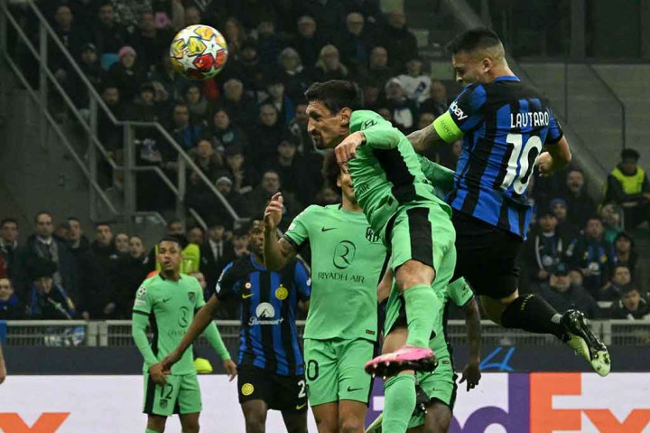 Inter bermain dominan sejak pertandingan dimulai. Namun peluang berbahaya I Nerazzurri baru muncul pada menit ke-36 ketika umpan silang Nicolo Barella dari sisi kanan disambut tandukan Lautaro Martinez, tetapi Jan Oblak masih bisa mengamankan gawangnya.