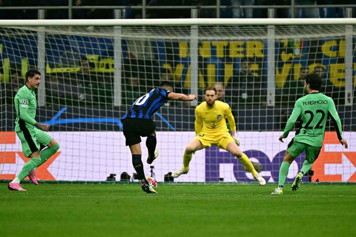 Tiga menit berselang, Inter mendapat peluang lagi menyusul blunder Rodrigo De Paul saat mengoper bola dan Marcus Thuram mengambilnya. Marcus Thuram mengoper kepada Lautaro yang langsung menembak ke gawang dan diblok Axel Witsel.