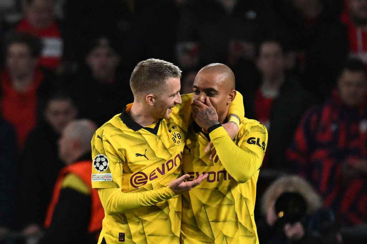 Kedua tim bermain terbuka dan saling bergantian melancarkan serangan. Dortmund pun berhasil membuka keunggulan pada menit ke-24. Sabitzer mengirimkan umpan kepada Donyell Malen yang menunggu di tepi kotak penalti. Tembakan Malen dari sudut sempit berhasil mengecoh pertahanan lawan. Dortmund unggul 1-0 dari tim tuan rumah.