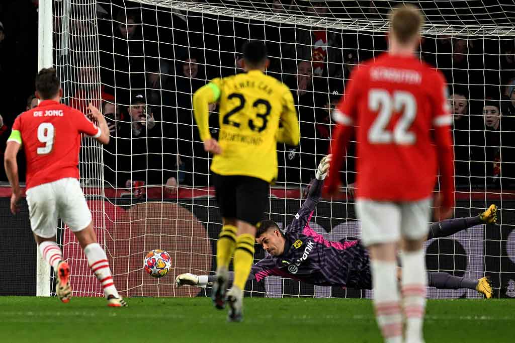 Pada menit ke-54, PSV mendapatkan hadiah penalti. Hummels dinilai wasit telah menjatuhkan Tillman di kotak terlarang, Luuk De Jong maju sebagai eksekutor dan berhasil melakukan tugasnya dengan baik dengan mengarahkan bola ke sudut kiri bawah. PSV 1-1 Dortmund.