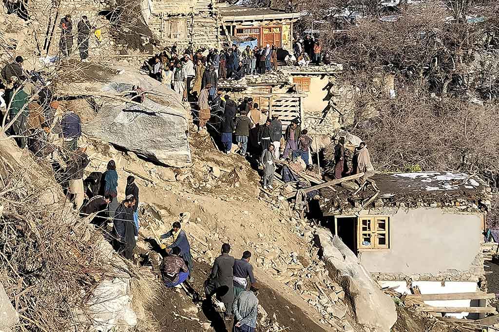 Tim penyelamat, Selasa, 20 Februari 2024, mencapai lembah terpencil di mana tanah longsor mengubur puluhan orang di Afghanistan timur. Tim penyelamat kesulitan mendapai lokasi karena terhambat salju dan memblokir jalan.