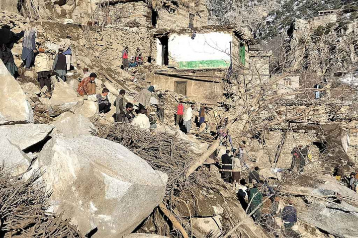 Penduduk desa dan petugas penyelamat mencari korban di tengah puing-puing di lereng gunung di desa Nakre di daerah Dara Tateen, distrik Noorgram di provinsi Nuristan pada 20 Februari 2024, setelah hujan salju lebat memicu tanah longsor.