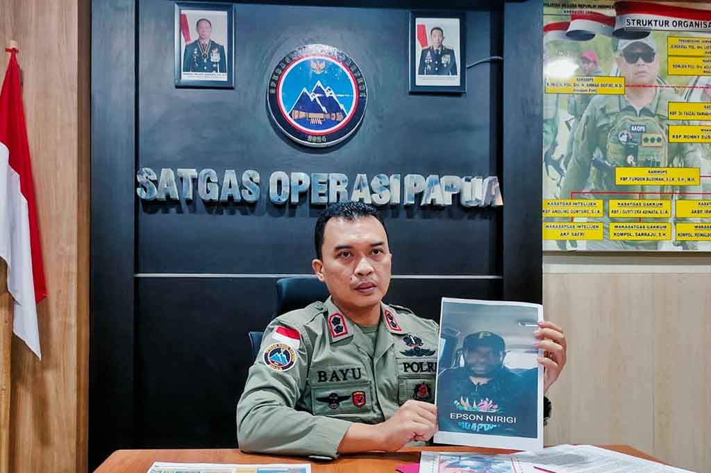 “Selama penangkapan, Satgas berhasil menyita sejumlah barang bukti termasuk 1 buah tas pinggang, uang tunai 116 ribu, 1 buah charger oppo, 1 buah korek, 2 buah buku nota, 1 buah flashdisk, 1 buah kartu ATM bank BRI, 1 buah KTP, 1 buah kartu BPJS, 1 buah kartu visitor Yayasan Kuala Papua Indonesia, 1 buah SIM C, pas foto, 1 buah STNK motor, 1 buah dompet, dan 1 buah kartu pos,” tuturnya.