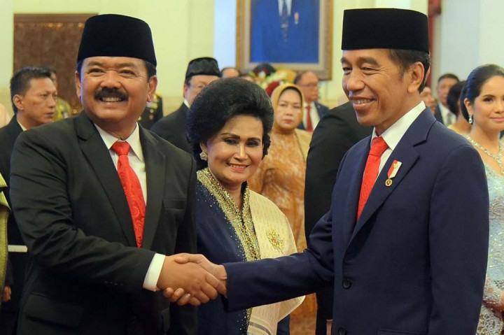 Dalam kesempatan itu, Hadi dan AHY menjalani proses pengambilan sumpah jabatan dengan dipandu Jokowi.