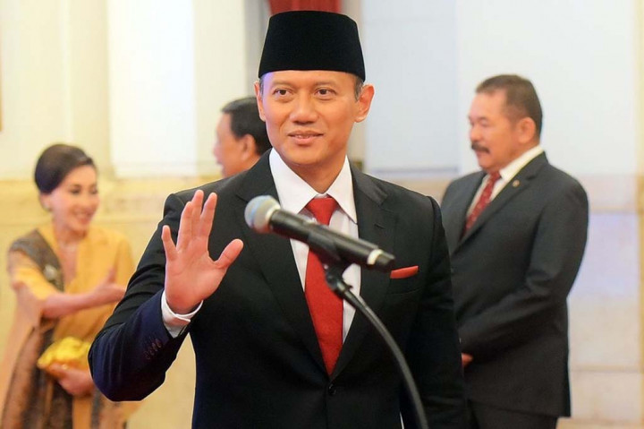 Sementara itu, AHY, yang merupakan putra pertama Presiden ke-6 RI Susilo Bambang Yudhoyono (SBY), memulai karier di militer dengan masuk Akademi Militer (Akmil) tahun 1997.