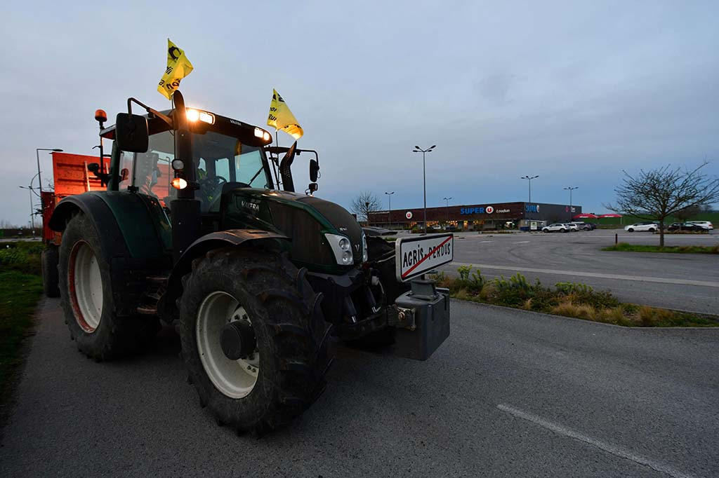 Pada hari Rabu, mereka memblokade jalan raya sepanjang sekitar 70 kilometer (43 mil) di selatan negara itu.