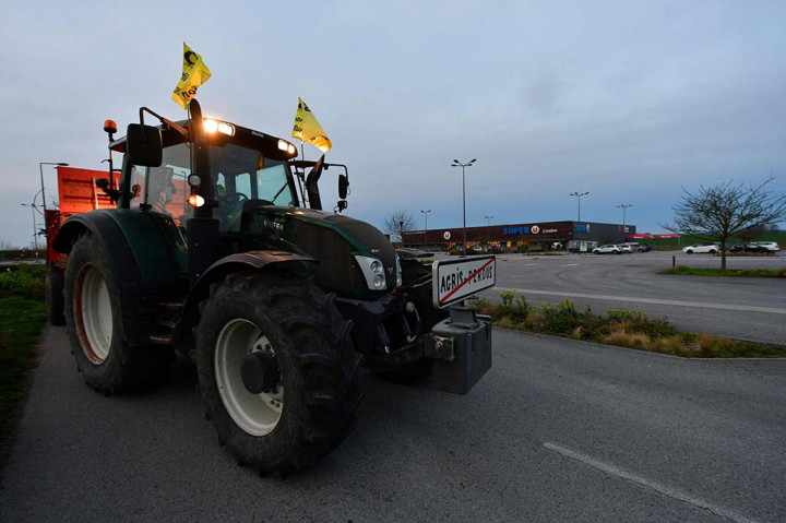 Pada hari Rabu, mereka memblokade jalan raya sepanjang sekitar 70 kilometer (43 mil) di selatan negara itu.