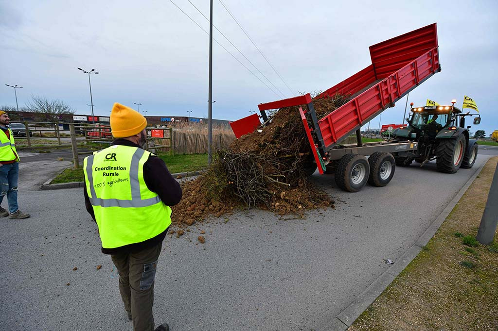 Petani Perancis kembali melakukan protes pada hari Rabu, 21 Februari 2024, beberapa hari menjelang pameran pertanian nasional, yang dimulainya demonstrasi tersebut telah menjadi batas waktu de facto bagi pemerintah untuk memenuhi tuntutan mereka.