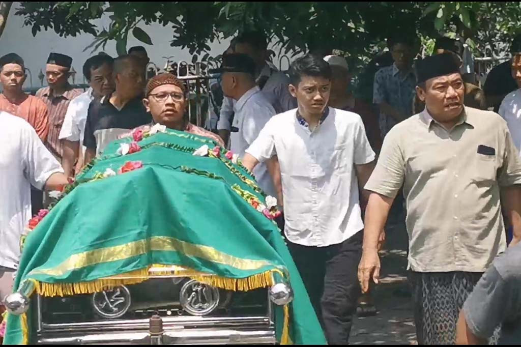Beberapa saat pihak keluarga datang dan membawa pulang Sutoni untuk beristirahat di rumah. Namun kondisi Sutoni memburuk dan kemudian dibawa keluarga ke rumah sakit pada Rabu pagi pukul 05.00 WIB.
