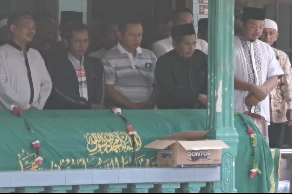 Sutoni, 64, anggota Kelompok Penyelenggara Pemungutan Suara (KPPS) Desa Lebo, Kecamatan Sidoarjo, Kabupaten Sidoarjo, Jawa Timur meninggal dunia, Rabu, 21 Februari 2024. Korban diduga kecapaian hingga sakit.