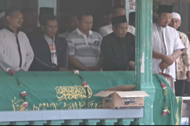 Sutoni, 64, anggota Kelompok Penyelenggara Pemungutan Suara (KPPS) Desa Lebo, Kecamatan Sidoarjo, Kabupaten Sidoarjo, Jawa Timur meninggal dunia, Rabu, 21 Februari 2024. Korban diduga kecapaian hingga sakit.