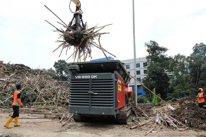 Petugas dari UPK Badan Air Dinas Lingkungan Hidup Provinsi DKI Jakarta menggunakan eskavator memasukkan sampah bambu bekas pemasangan alat peraga kampanye (APK) ke mesin pencacah di tempat penyaringan sampah TB Simatupang, Jakarta Selatan, Rabu, 21 Februari 2024.