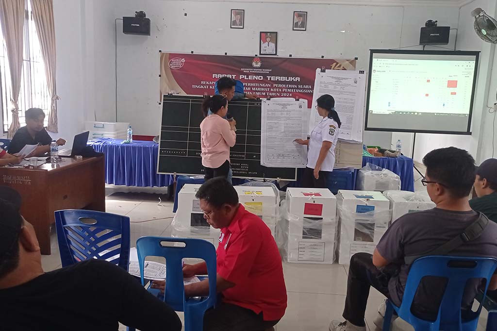 Untuk laporan kesakitan lanjut Edwin tim kesehatan Puskesmas akan terus melaporkan melalui aplikasi Data Fanyankes Online (DFO) sesuai dengan arahan Kementerian Kesehatan. Tim kesehatan terus bersiaga saat tahapan rekapitulasi suara yang digelar di setiap kantor kecamatan.