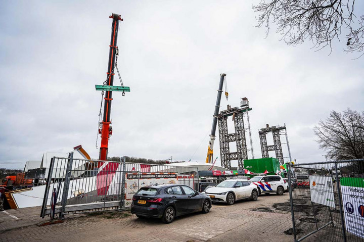 Sebelumnya, pihak berwenang mengatakan bahwa sebagian jembatan, yang sedang dibangun di Lochem, di bagian timur negara itu, telah runtuh.