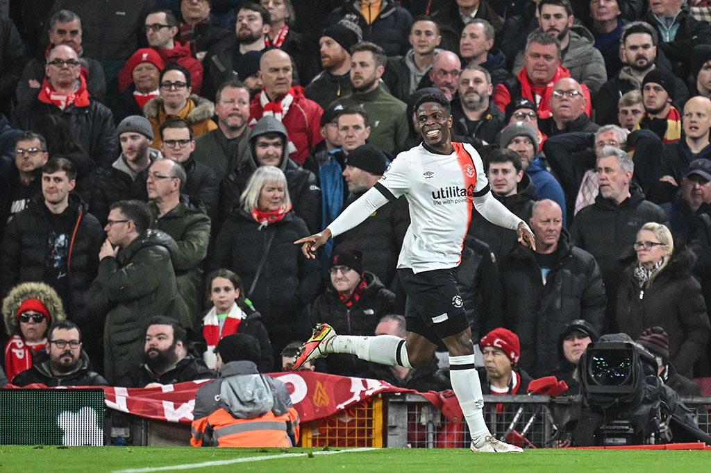 Tuan rumah Liverpool memegang kendali permainan pada awal pertandingan. Namun justru Luton yang mampu memecah kebuntuan pada menit ke-12. Diawali sepakan Tahith Chong yang masih mengenai kiper Caoimhin Kelleher, bola liar disundul Chidozie Ogbene untuk masuk ke gawang tuan rumah.