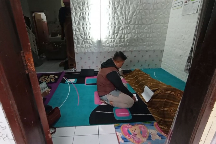 Seorang anggota Kelompok Penyelenggara Pemungutan Suara (KPPS) TPS 25, Jalan Kawaluyaan, Kota Bandung, Jawa Barat meninggal dunia usai mengawal surat suara, Rabu, 21 Februari 2024 siang. Korban  diduga meninggal karena kelelahan setelah sebelumnya sakit di saluran pernapasan.