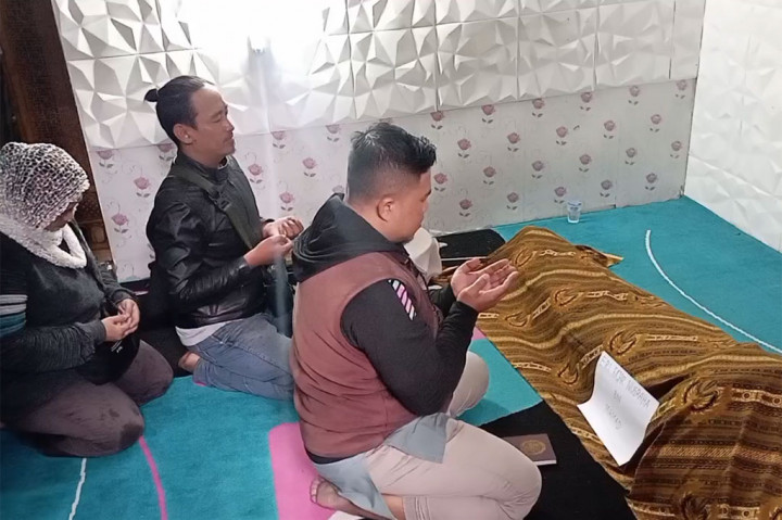 Korban sebelumnya menjadi anggota KPPS di TPS 25 Kelurahan Jatisari, Kecamatan Buah Batu, Kota Bandung. Korban yang mengawal jalannya Pemilu 2024 hingga tuntas mengalami sakit di bagian pernapasan. Setelah sempat dibawa ke rumah sakit korban pun tutup usia. korban meninggal dunia diduga karena kelelahan.