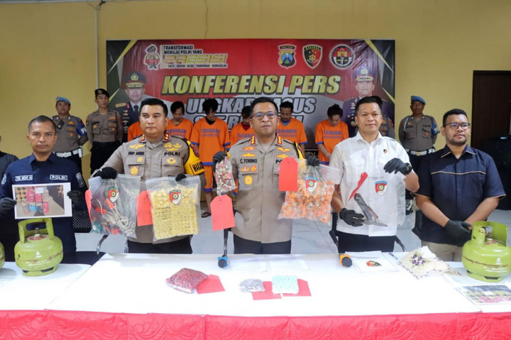 Aparat Reskrim Polresta Sidoarjo membongkar tempat pengoplosan elpiji di dua tempat berbeda di Kecamatan Buduran dan Candi. Enam tersangka diamankan dan lebih dari seribu tabung gas elpiji disita.