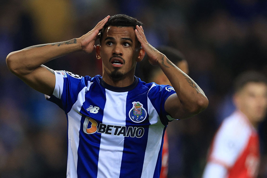 Laga kedua kesebelasan dimulai dengan tempo cenderung lambat dan baru pada menit ke-20 tercipta peluang dari Porto lewat tendangan Galeno yang masih membentur tiang gawang Arsenal. Selanjutnya giliran Evanilson yang memberikan ancaman, namun tendangannya masih dapat diamankan kiper Arsenal David Raya.