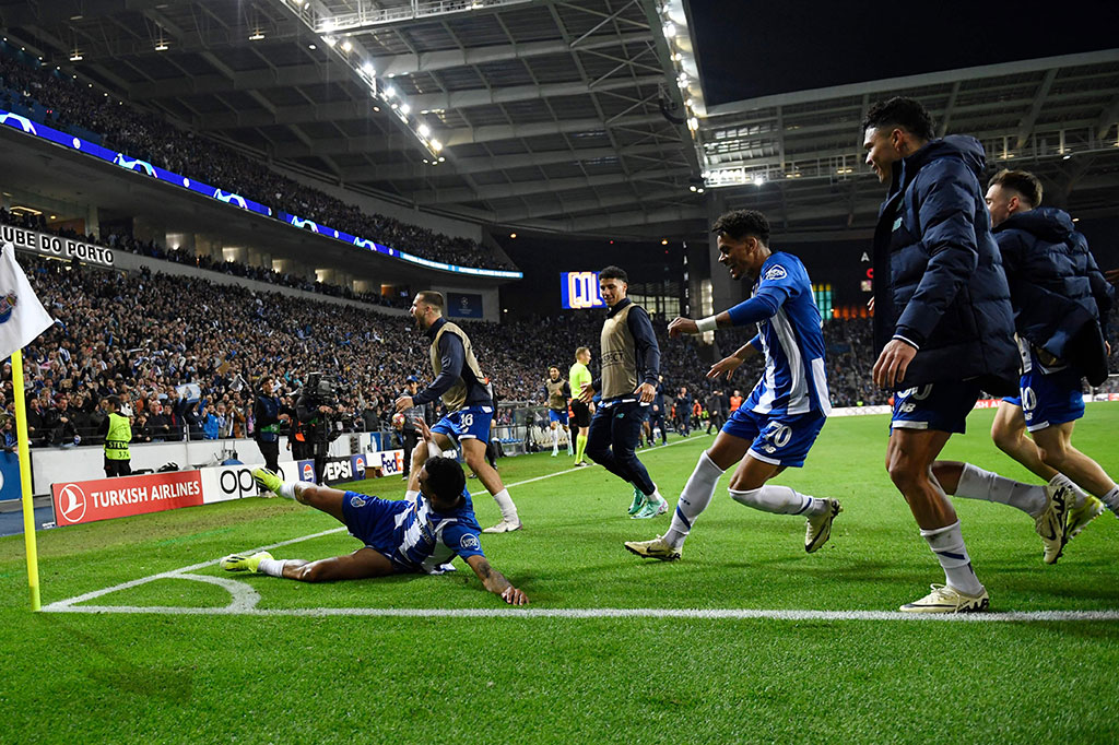 Porto akhirnya sukses memecah kebuntuan dan berhasil membobol gawang Arsenal ketika waktu tambahan babak kedua telah berjalan selama tujuh menit lewat tendangan keras Galeno dari luar kotak penalti.