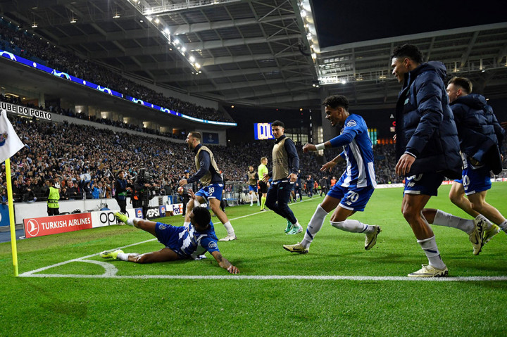 Porto akhirnya sukses memecah kebuntuan dan berhasil membobol gawang Arsenal ketika waktu tambahan babak kedua telah berjalan selama tujuh menit lewat tendangan keras Galeno dari luar kotak penalti.