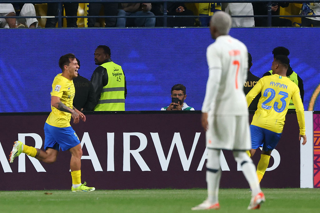 Al Nassr yang menang 1-0 lewat gol Ronaldo pada leg pertama pekan lalu, berhasil memimpin lewat gol Otavio pada menit ke-17. Mantan bintang FC Porto itu mencetak gol melalui sepakan jarak dekat.
