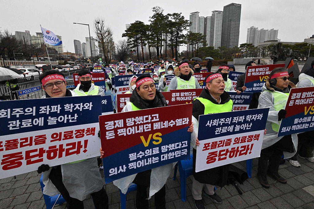 Operasi caesar wanita hamil dibatalkan dan pengobatan kanker, Rabu, 21 Februari 2024, ditunda karena jumlah dokter magang di Korea Selatan yang mengundurkan diri karena usulan reformasi membengkak.