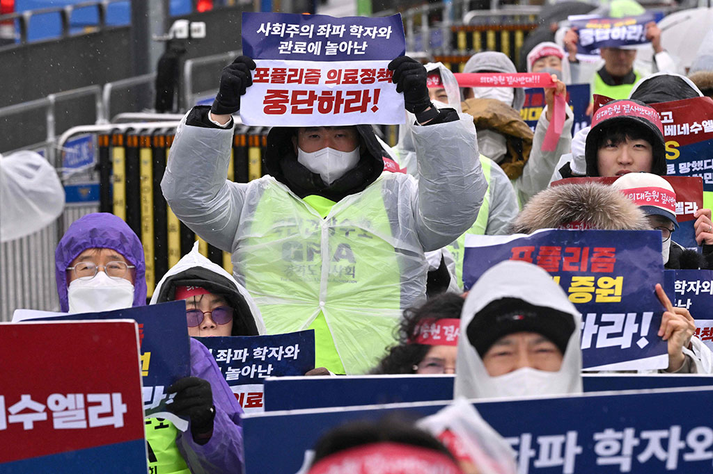 Korsel mengatakan, reformasi ini penting mengingat rendahnya jumlah dokter di negara tersebut dan cepatnya populasi yang menua, namun para dokter menyatakan bahwa rencana tersebut akan merugikan penyediaan layanan dan kualitas pendidikan.