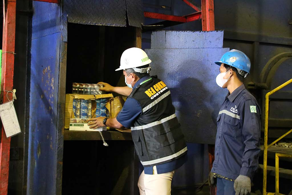 Rokok yang dimusnahkan ini barang ilegal karena tidak dilengkapi pita cukai. Ada juga rokok yang menggunakan pita cukai palsu. Potensi penerimaan negara yang hilang akibat peredaran rokok ilegal ini sekitar Rp11 miliar.