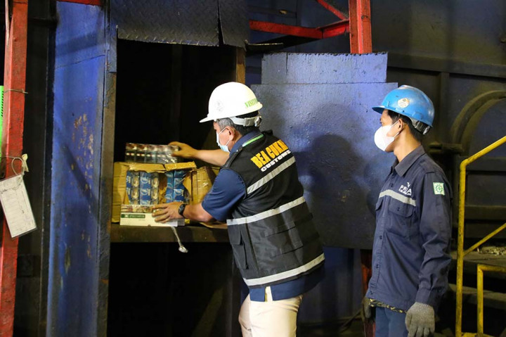 Rokok yang dimusnahkan ini barang ilegal karena tidak dilengkapi pita cukai. Ada juga rokok yang menggunakan pita cukai palsu. Potensi penerimaan negara yang hilang akibat peredaran rokok ilegal ini sekitar Rp11 miliar.