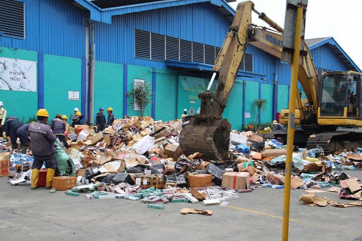 Menurut Susetia, pemusnahan rokok ilegal hasil penindakan ini dilaksanakan di sebuah perusahaan di Mojokerto pada 21-22 Februari 2024. Pemusnahan dilakukan dengan beberapa tahapan. Tahap pertama disiram air dan secara bersamaan dilindas dengan alat berat hingga hancur.
