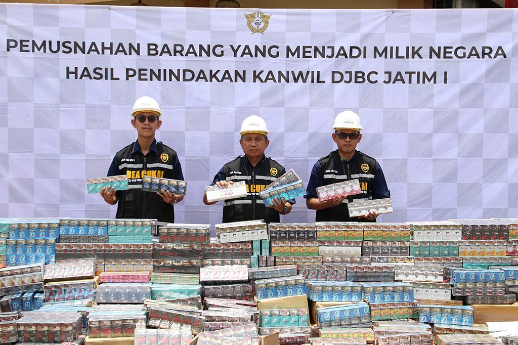 Bea Cukai Kanwil Jatim I memusnahkan 16.575.600 batang rokok ilegal senilai sekitar Rp20 miliar.