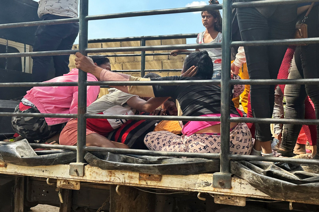 Kerabat menangis saat mengangkut dengan truk jenazah salah satu penambang yang tewas setelah runtuhnya tambang ilegal di dekat La Paragua, negara bagian Bolivar, Venezuela, Rabu, 21 Februari 2024.