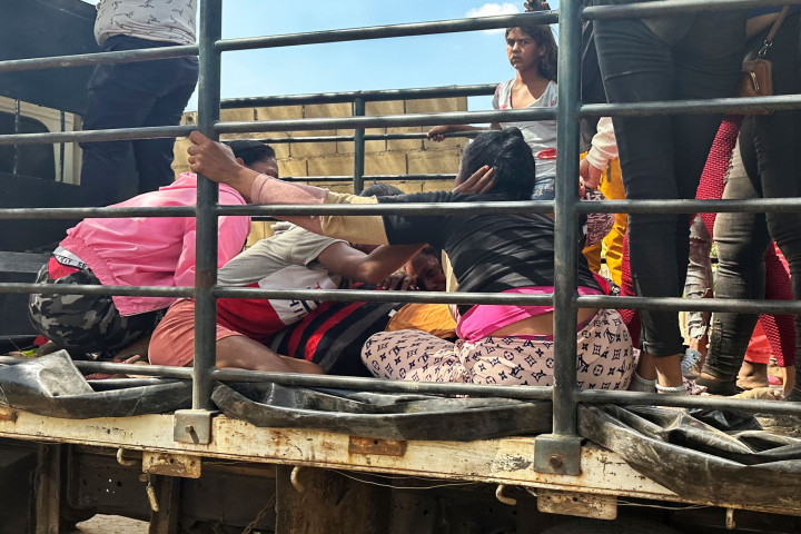 Kerabat menangis saat mengangkut dengan truk jenazah salah satu penambang yang tewas setelah runtuhnya tambang ilegal di dekat La Paragua, negara bagian Bolivar, Venezuela, Rabu, 21 Februari 2024.