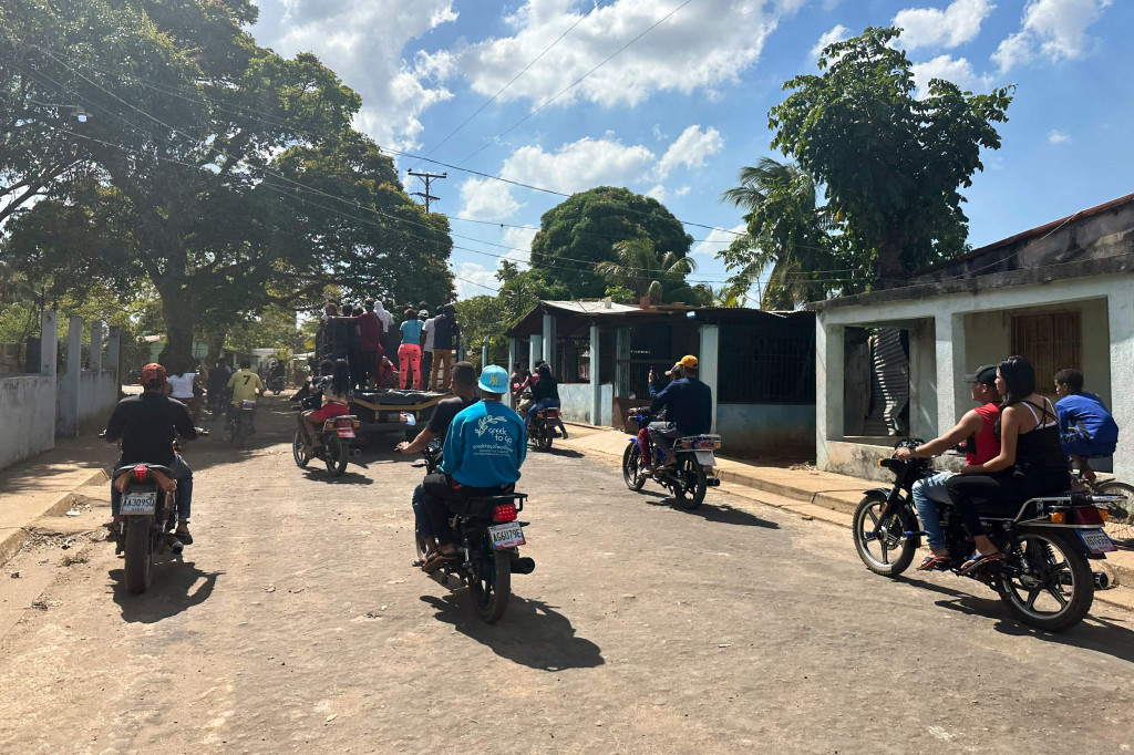 Insiden itu terjadi Selasa, 20 Februari di tambang 'Bulla loca' di negara bagian Bolivar, Venezuela, tujuh jam perjalanan dengan perahu dari kota terdekat, La Paragua, di mana anggota keluarga menunggu kabar dengan cemas.
