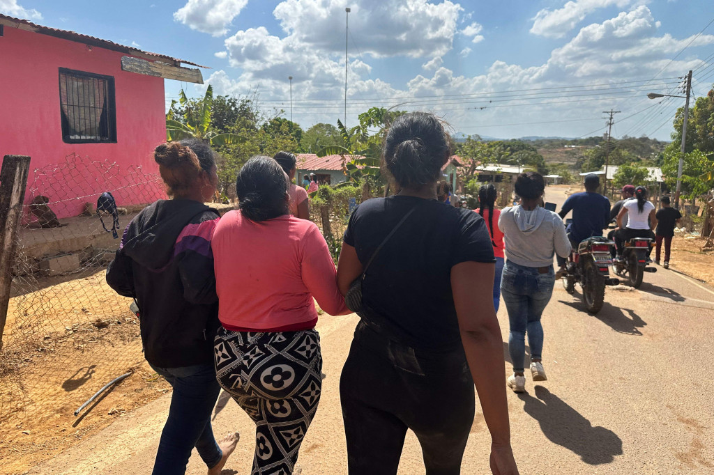 Para pejabat memberikan laporan yang bertentangan mengenai jumlah korban tewas. Sekretaris Keamanan Warga Negara Bagian Bolivar, Edgar Colina Reyes, mengatakan 16 orang tewas. Sementara Presiden Nicolas Maduro mengatakan 11 orang lainnya terluka.