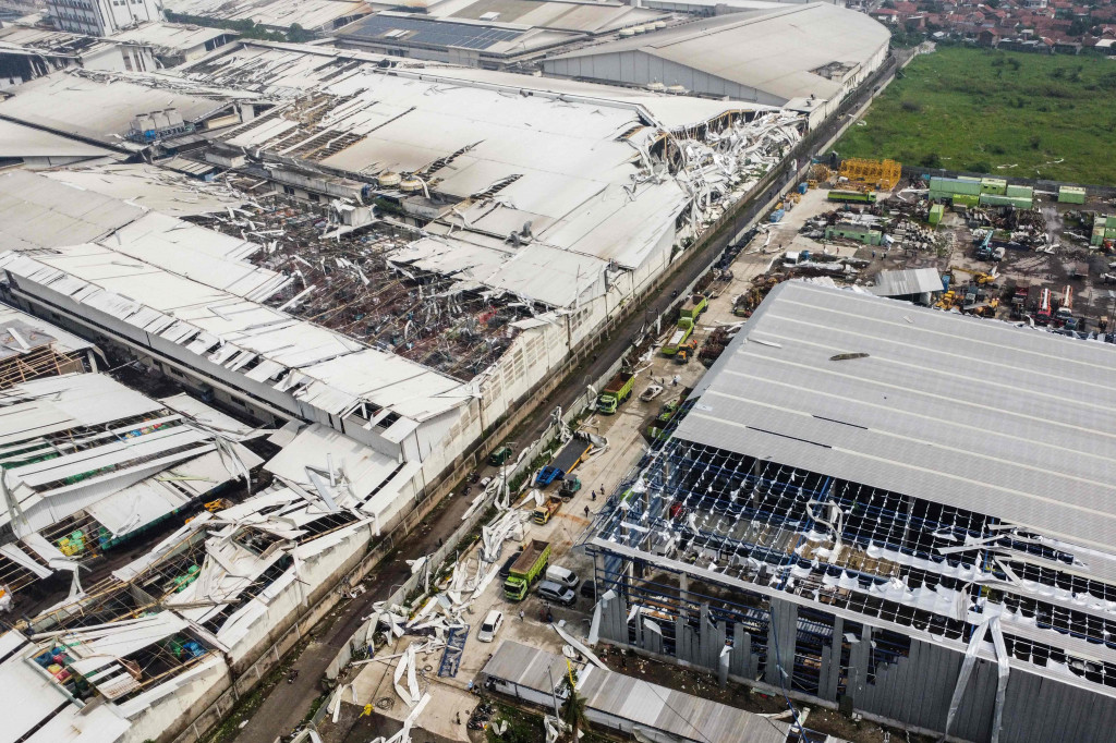 Bencana angin tornado menerjang Kecamatan Rancaekek di Kabupaten Bandung, Provinsi Jawa Barat, Rabu, 21 Februari sekitar pukul 16.00. Meski tak ada korban jiwa, bencana alam tersebut mengakibatkan ratusan rumah mengalami kerusakan.