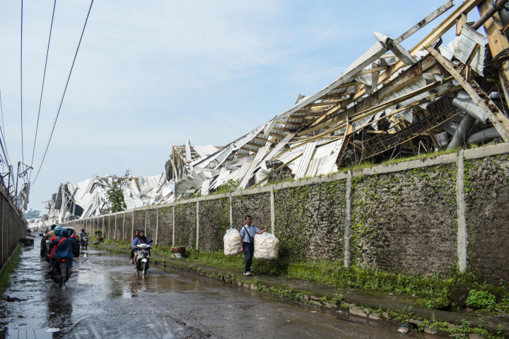 Badan Penanggulangan Bencana Daerah (BPBD) Jawa Barat mendata berbagai bangunan yang terdampak bencana tersebut, di antaranya PT Kwalram, Kawasan Industri Dwipapuri, Borma Rancaekek, Asrama
Brimob Polda Jabar, hingga minimarket di Kecamatan Jatinangor juga mengalami kerusakan.