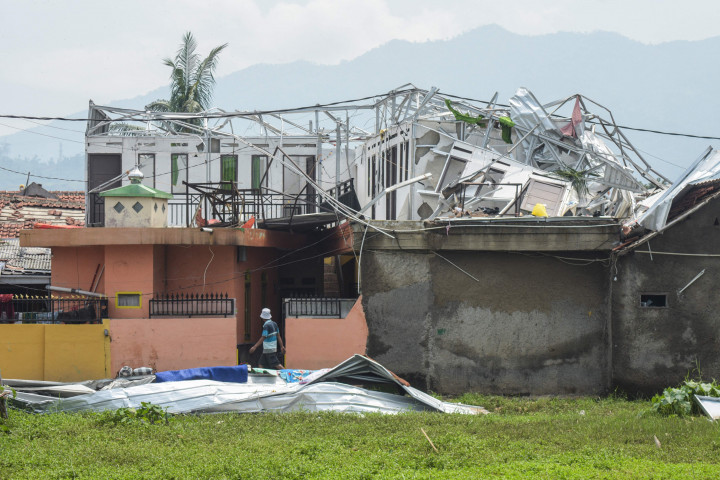 Sementara itu, Kapolresta Bandung Kombes Kusworo Wibowo mengimbau warga yang rumahnya rusak berat agar bersedia mengungsi ke tenda yang telah disiapkan oleh BPBD. Pihaknya khawatir apabila masih bertahan di rumah dengan kondisi rumah rusak berat akan tertimpa material bangunan. 